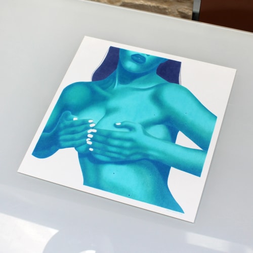 Une femme à la peau bleue