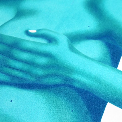 Une femme à la peau bleue