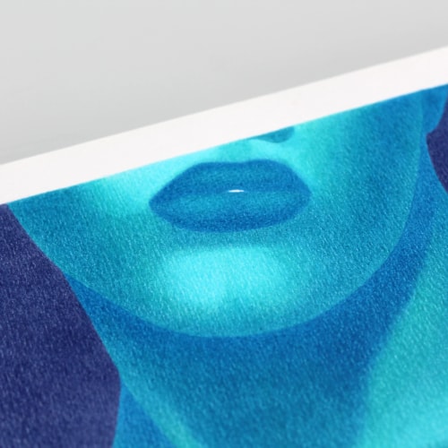 Une femme à la peau bleue