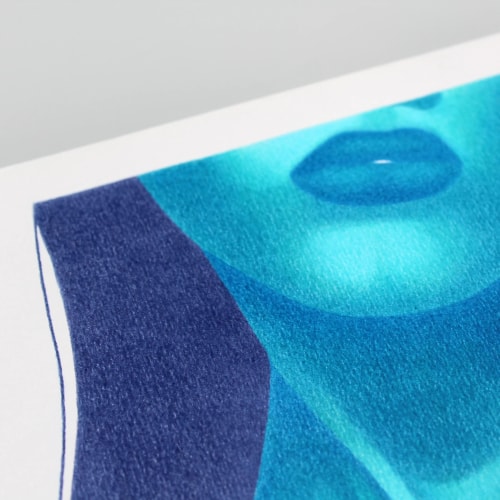 Une femme à la peau bleue
