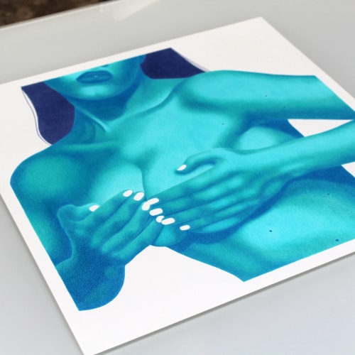 Une femme à la peau bleue