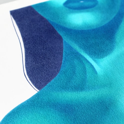 Une femme à la peau bleue