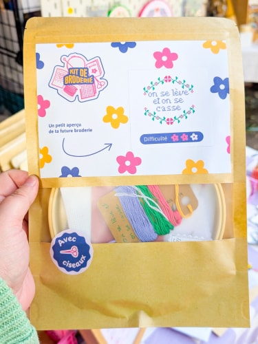 Sticker "Le futur sera féministe" sur fond dégradé jaune rose et violet pastel.