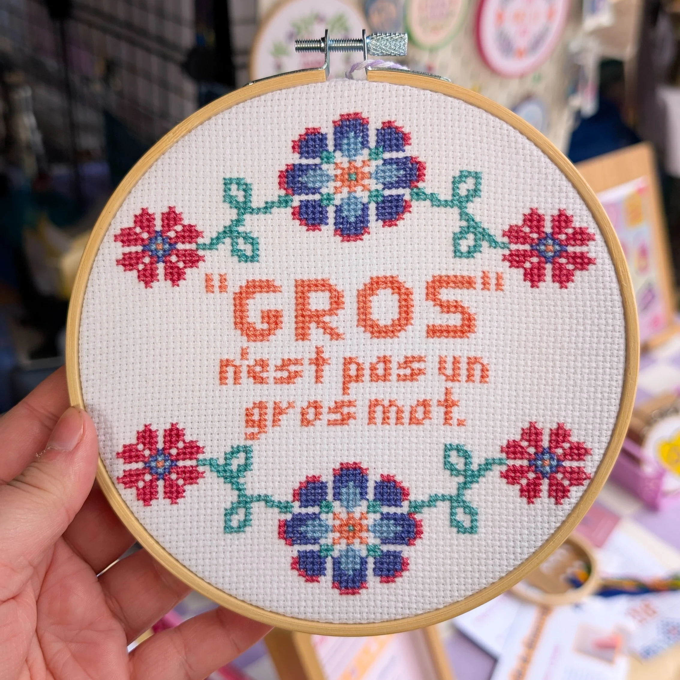 Broderie décorative "Gros n'est pas un gros mot"