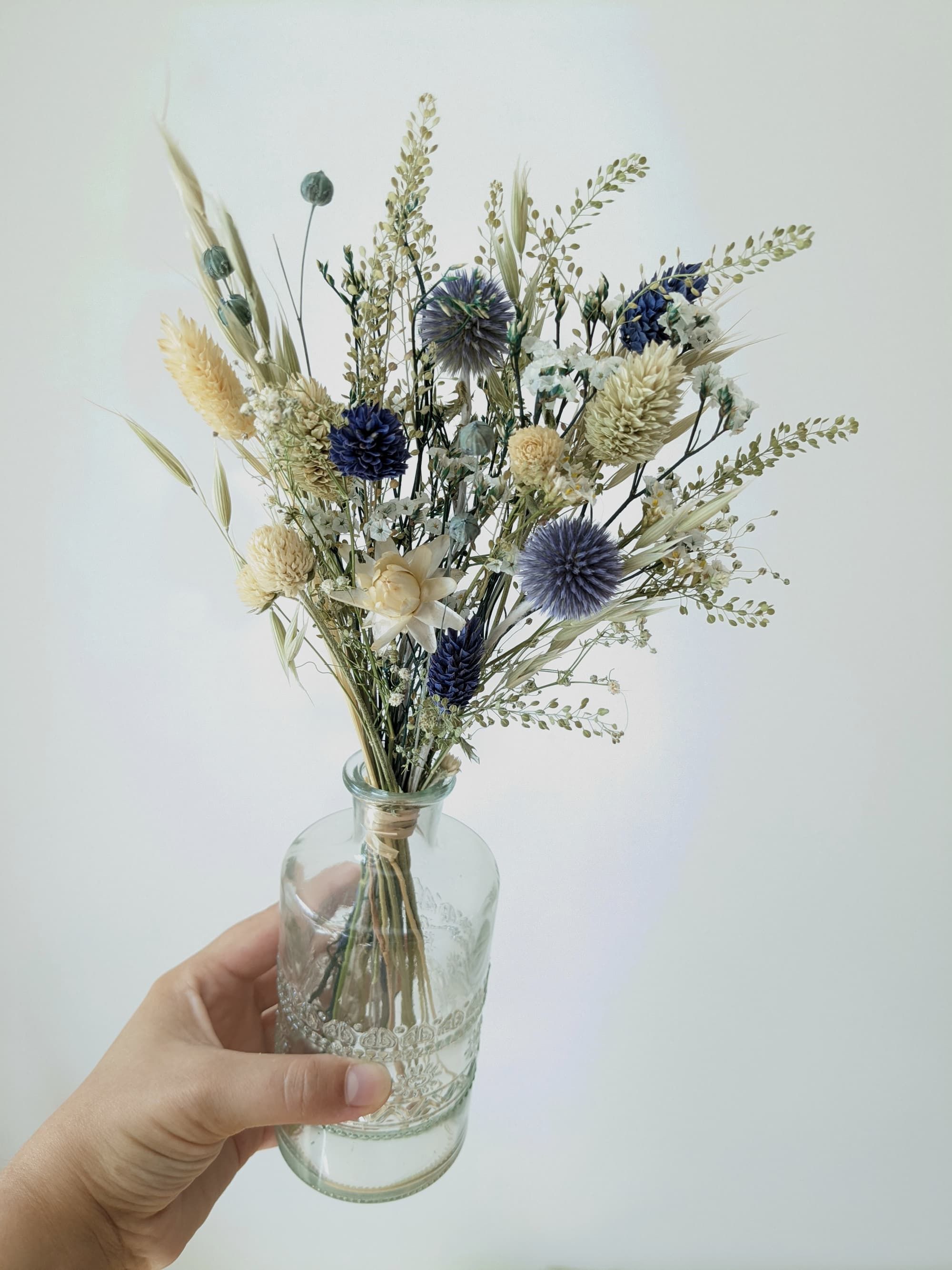 Petit bouquet & son vase - tons bleutés