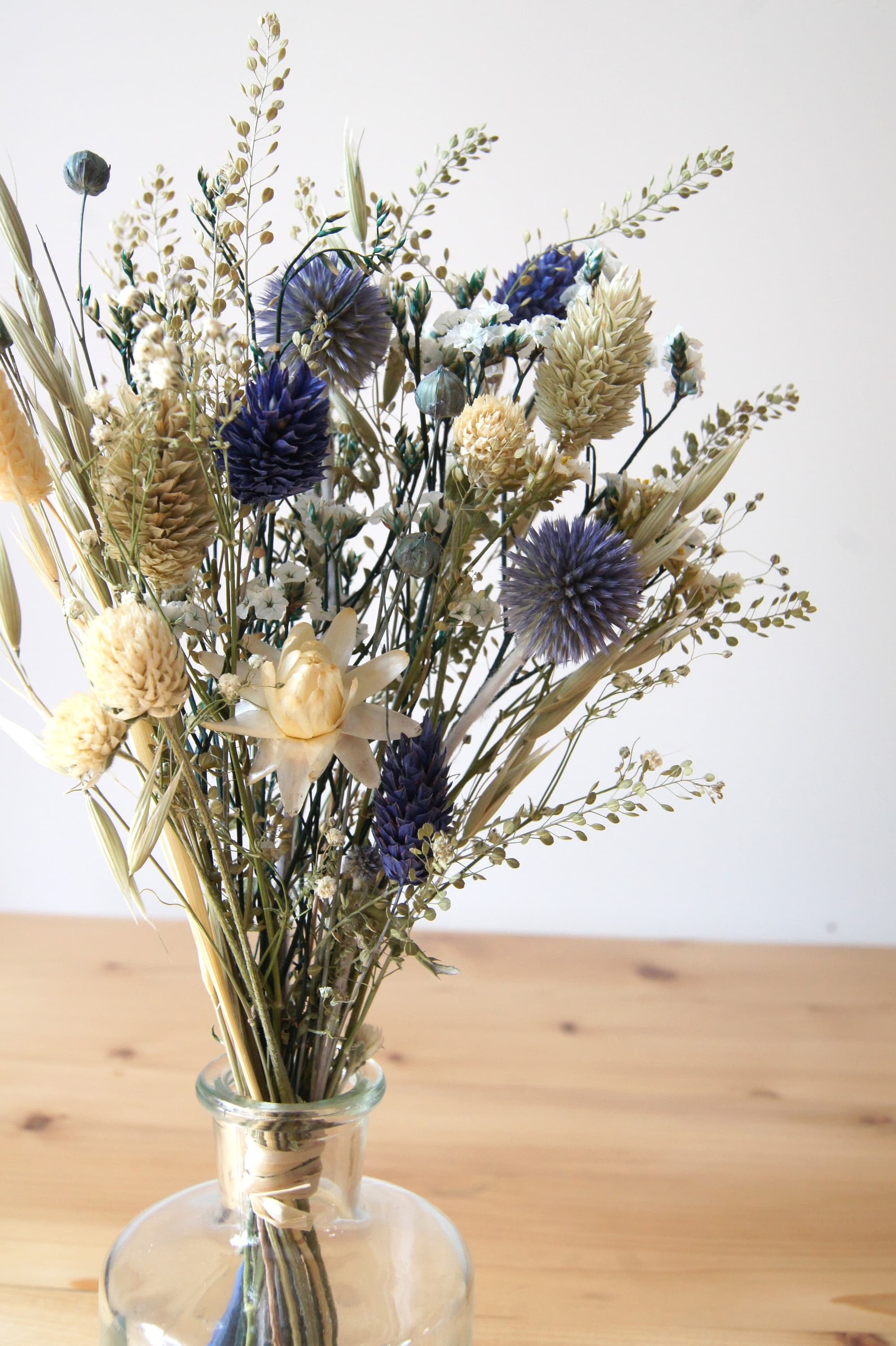 Petit bouquet & son vase - tons bleutés