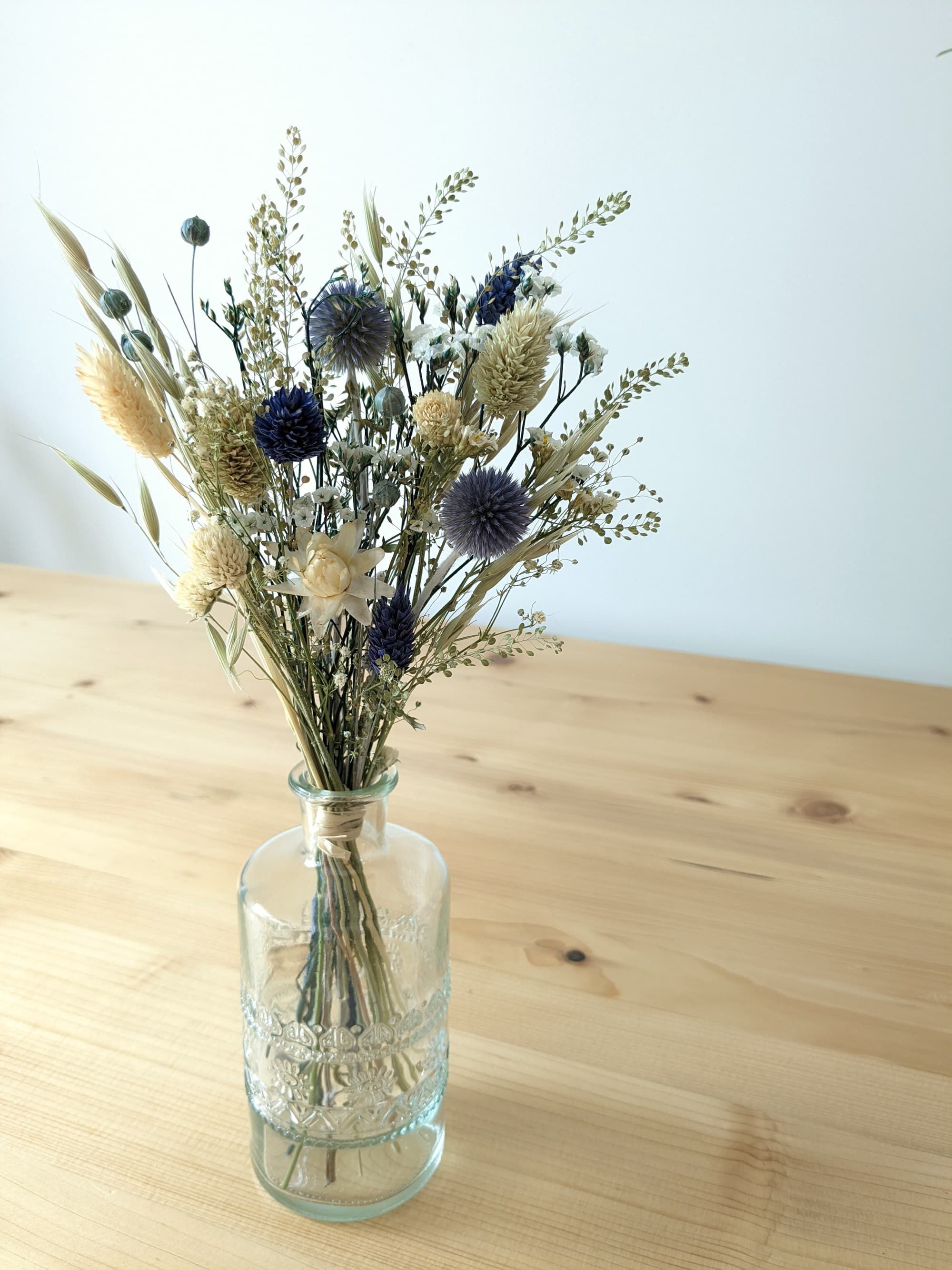 Petit bouquet & son vase - tons bleutés