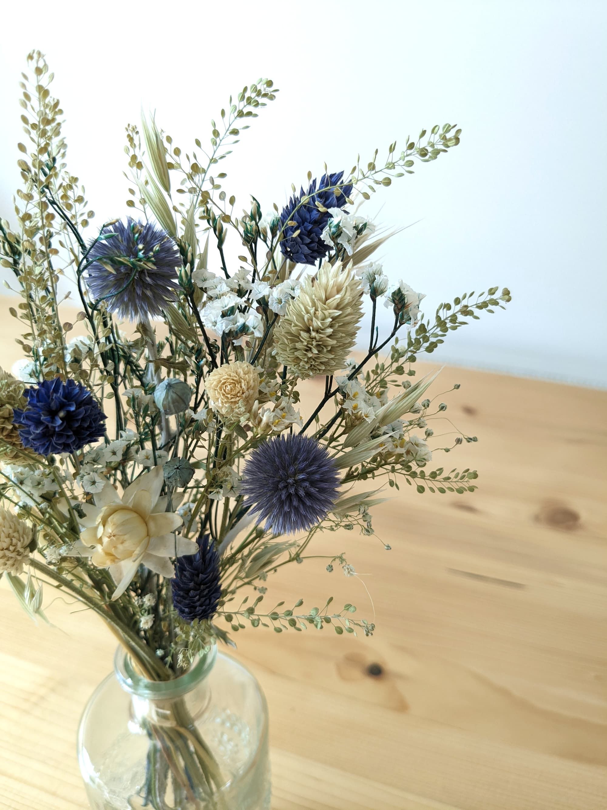 Petit bouquet & son vase - tons bleutés