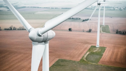 photos aériennes de plusieurs éoliennes.