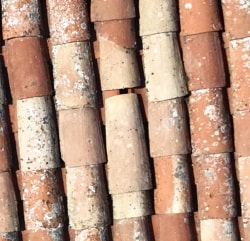 la photo montre des tuiles déplacées et susceptibles de générer des infiltrations d'eau.