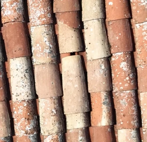 la photo montre des tuiles déplacées et susceptibles de générer des infiltrations d'eau.