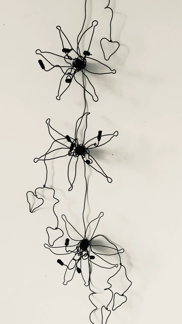Garland of 3 flowers, wire lily