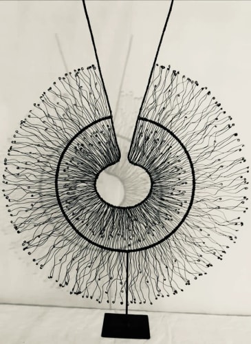 Soleil en fil de fer sur socle 85