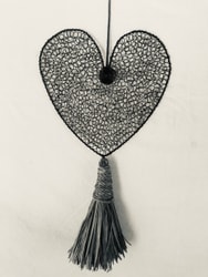 Heart L woven in wire & palm pompom L