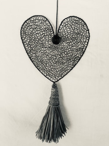 Cœur tissé en fil de fer & pompon palmier M