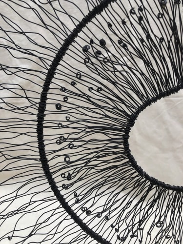 Soleil en fil de fer sur socle 85