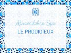 Carte du massage Abracadabra Spa "LE PRODIGIEUX", sur un fond décoratif aux motifs bleus et blancs, illustrant le soin indien Abhyanga.