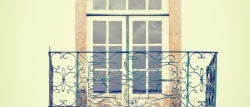 Fenêtre avec balustrade en fer forgé, d'une maison typique portugaise.