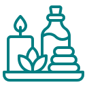 Des éléments de bien-être comprenant une bougie, une bouteille et des pierres empilées sur un plateau avec une fleur.