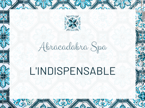 Carte du massage Abracadabra Spa "L'INDISPENSABLE", sur un fond décoratif aux motifs bleus et blancs, illustrant le Rituel Balinais.
