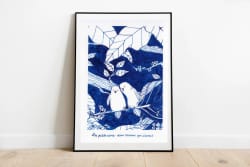 Illustration encadrée en bleu et blanc représentant deux oiseaux parmi des feuillages et des motifs naturels, posée contre un mur sur un parquet.