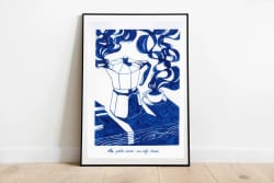 Affiche encadrée représentant une scène abstraite en bleu et blanc, avec des formes végétales, une silhouette humaine et des motifs ondulants.