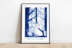 Affiche encadrée représentant une scène romantique en bleu et blanc, avec un couple enlacé dans une forêt, posée au sol contre un mur blanc.