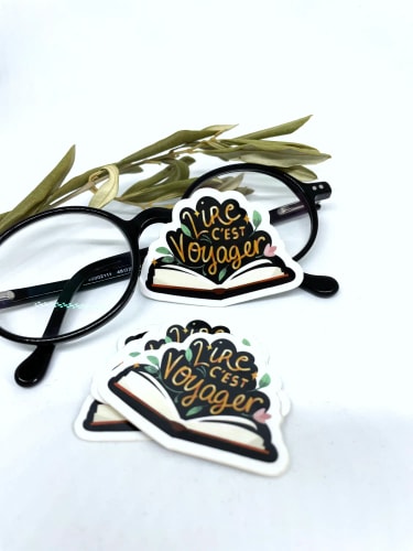 Sticker "lire c'est voyager"