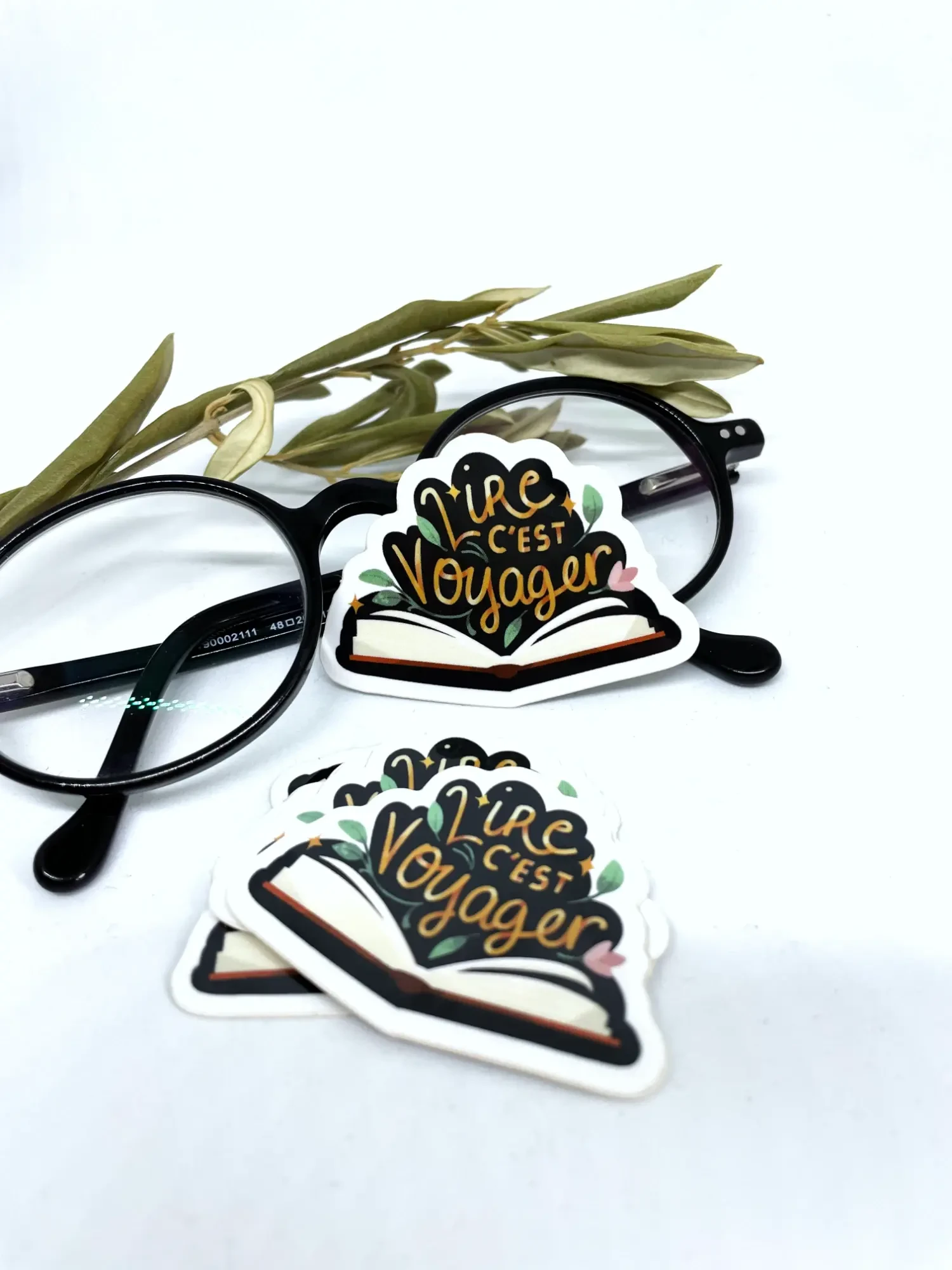 Sticker "lire c'est voyager"