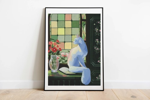 Affiche encadrée représentant une silhouette féminine bleutée dans un jardin, près de fleurs rouges et d’une fenêtre vitrée aux motifs colorés.