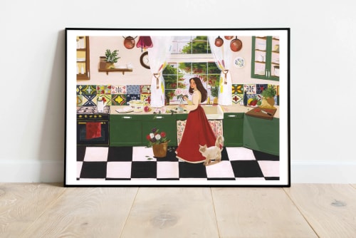 Illustration encadrée d’une femme en robe rouge dans une cuisine colorée, avec mobilier vert, carrelage à motifs et sol en damier noir et blanc.