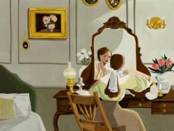 Femme assise devant une coiffeuse, se coiffant dans un miroir, tandis qu’une autre personne lui arrange les cheveux dans une chambre élégante.