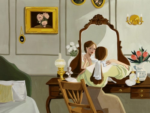 Femme assise devant une coiffeuse, se coiffant dans un miroir, tandis qu’une autre personne lui arrange les cheveux dans une chambre élégante.