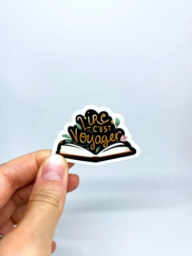 Sticker "lire c'est voyager"