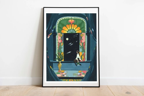 Affiche encadrée représentant une scène colorée et fantaisiste, avec une arche décorée, des personnages et des motifs floraux sur fond sombre.