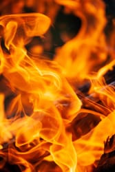 Flammes vives et tourbillonnantes dans un feu.