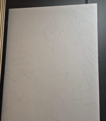 Page blanche présentant de légers croquis au trait : un visage central, des formes architecturales et des figures esquissées en bas.