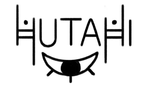 Logo noir et blanc avec le mot « HUTAHI » au-dessus d’un visage souriant stylisé, doté d’yeux en points et d’un large sourire noir.