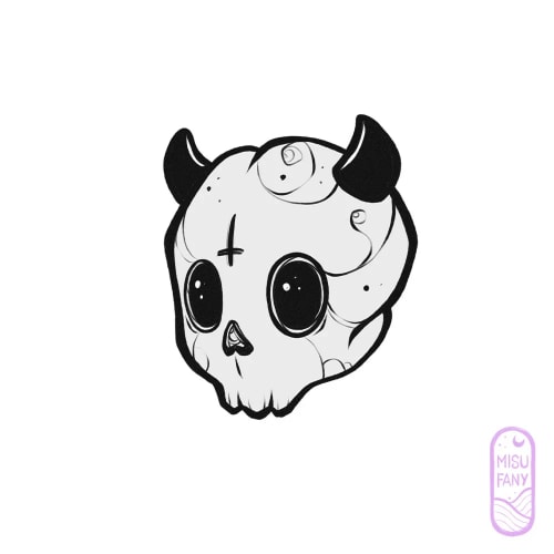 Illustration en noir et blanc d’un crâne stylisé avec cornes, grands yeux noirs, croix sur le front et détails d’os, accompagné d’un petit logo rose « Misfits Fancy ».
