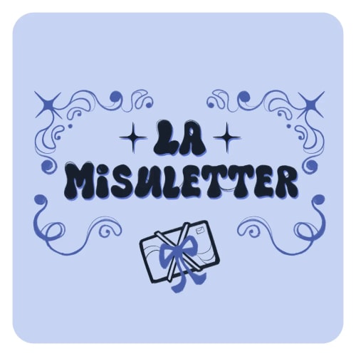 Logo sur fond bleu clair avec le texte "LA MiSULETTER" en police fantaisie, décoré d'ornements en volutes, d'étoiles et d'une icône d'enveloppe entourée d'un ruban bleu.