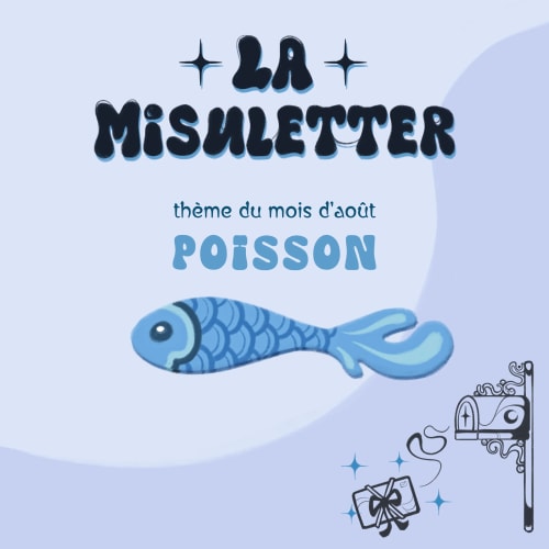 Illustration bleue annonçant le thème d’août « Poisson », avec un poisson stylisé, des étoiles et des éléments décoratifs marins.