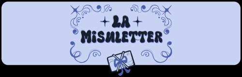 Bannière bleu clair décorée de volutes et d'étoiles, portant l'inscription « LA MiSULETTER » en lettres sombres et stylisées, avec une petite icône de courrier ornée d'un ruban en bas.
