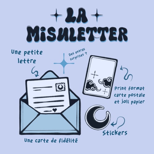 Logo sur fond bleu clair avec le texte "LA MiSULETTER" en police fantaisie, décoré d'ornements en volutes, d'étoiles et d'une icône d'enveloppe entourée d'un ruban bleu.