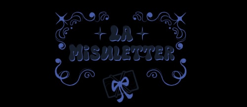 Bannière bleu clair décorée de volutes et d'étoiles, portant l'inscription « LA MiSULETTER » en lettres sombres et stylisées, avec une petite icône de courrier ornée d'un ruban en bas.