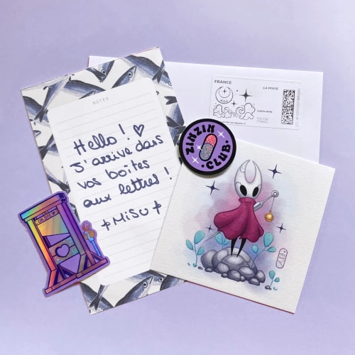 Une lettre avec un ruban noir flotte en direction d'une boîte aux lettres décorée de motifs célestes, entourée d'étoiles scintillantes bleues sur fond blanc.
