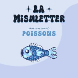 Illustration bleue annonçant le thème d’août « Poisson », avec un poisson stylisé, des étoiles et des éléments décoratifs marins.