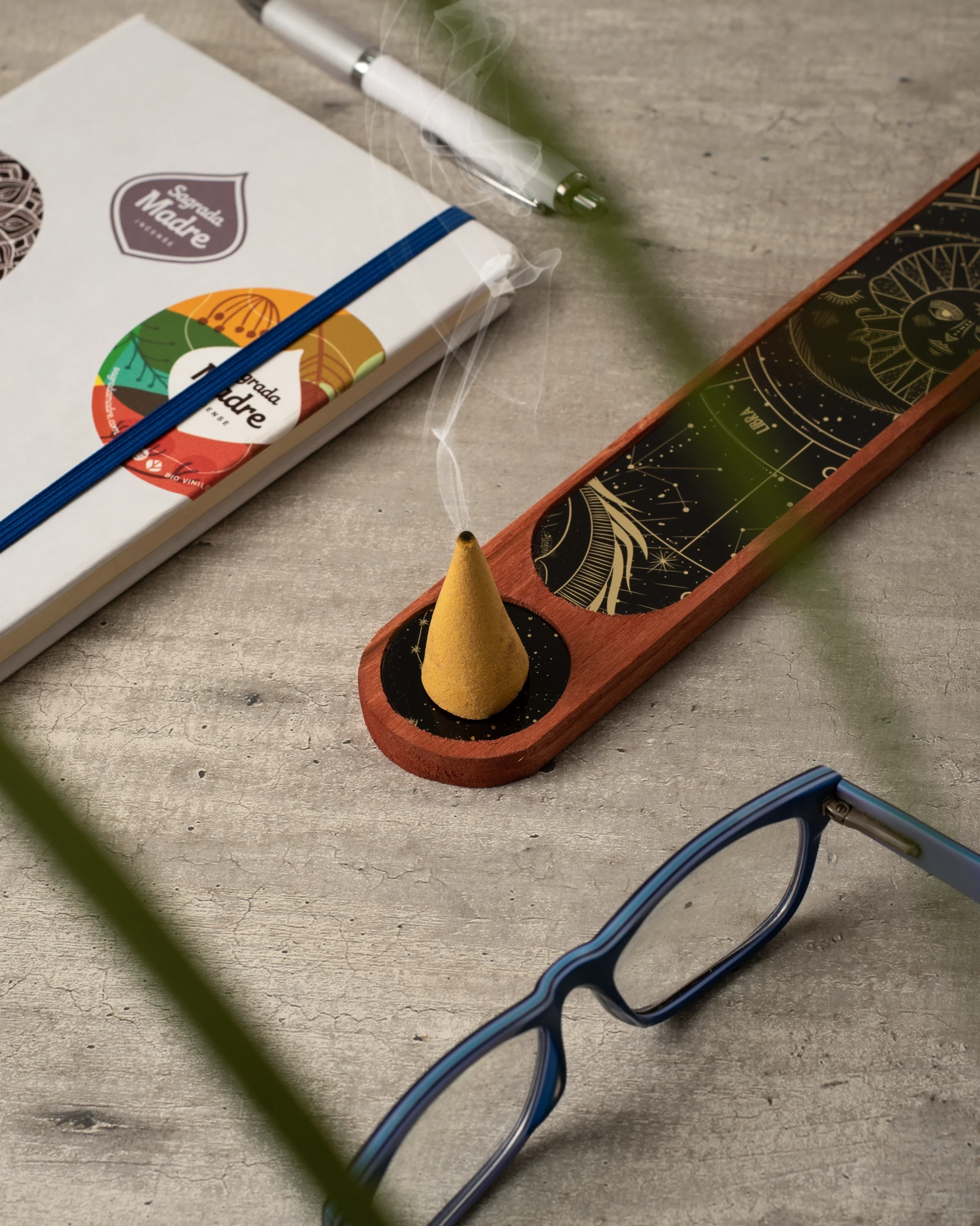 Porte-encens en bois (motif aléatoire. Laisse toi porter !)