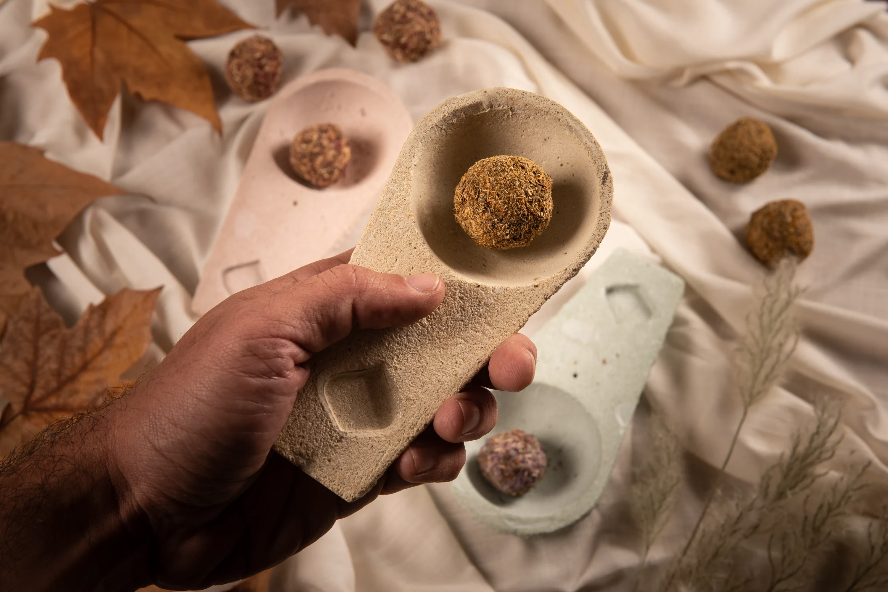 Porte encens traditionnel en ciment