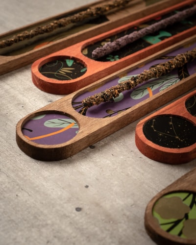 Porte-encens en bois (motif aléatoire. Laisse toi porter !)
