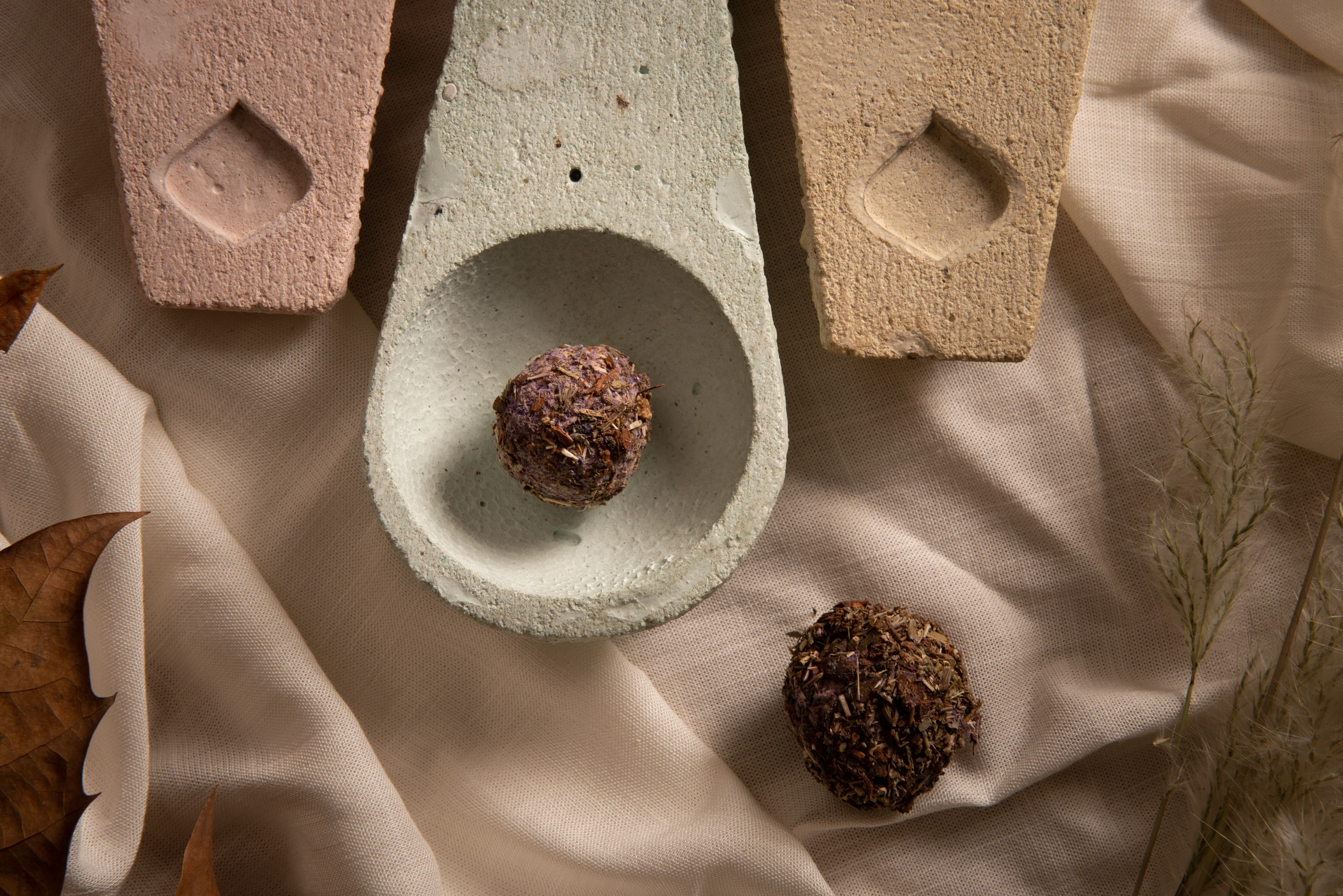 Porte encens traditionnel en ciment